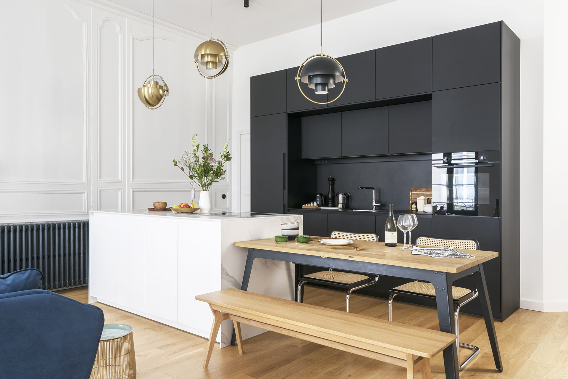 Zwarte keuken met wit eiland en tafel van Santos