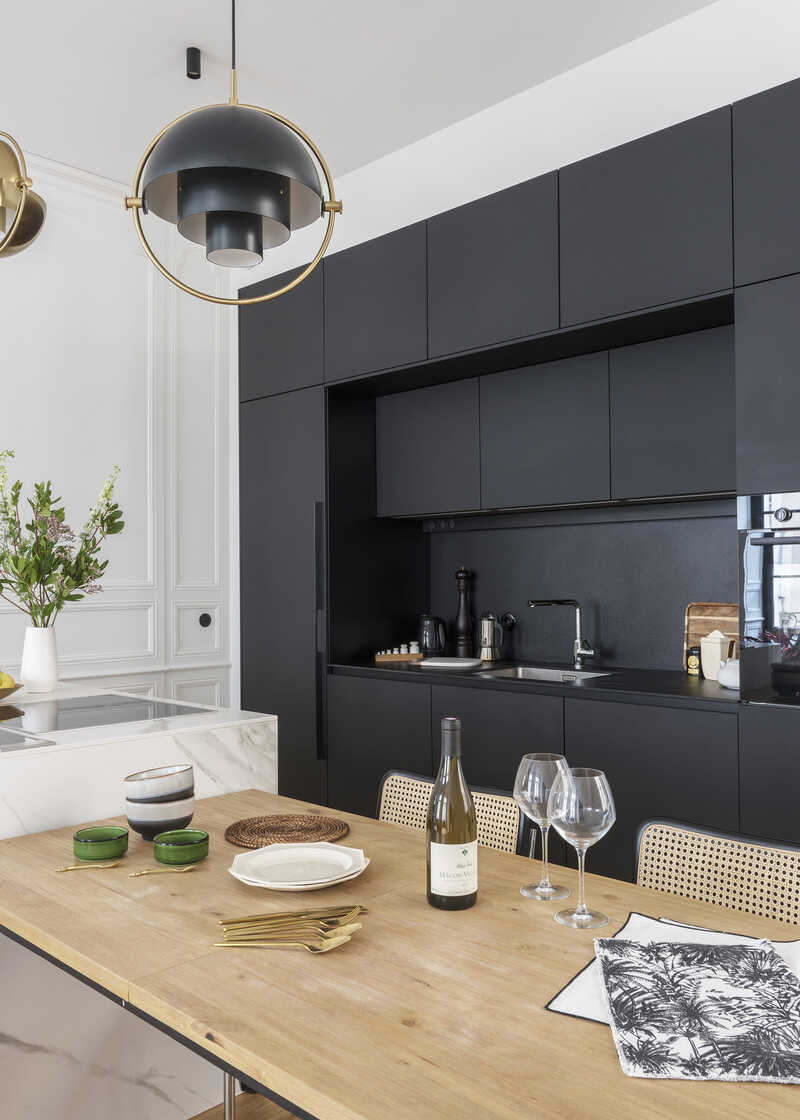Eetkamer in de keuken met lampen van Gubi