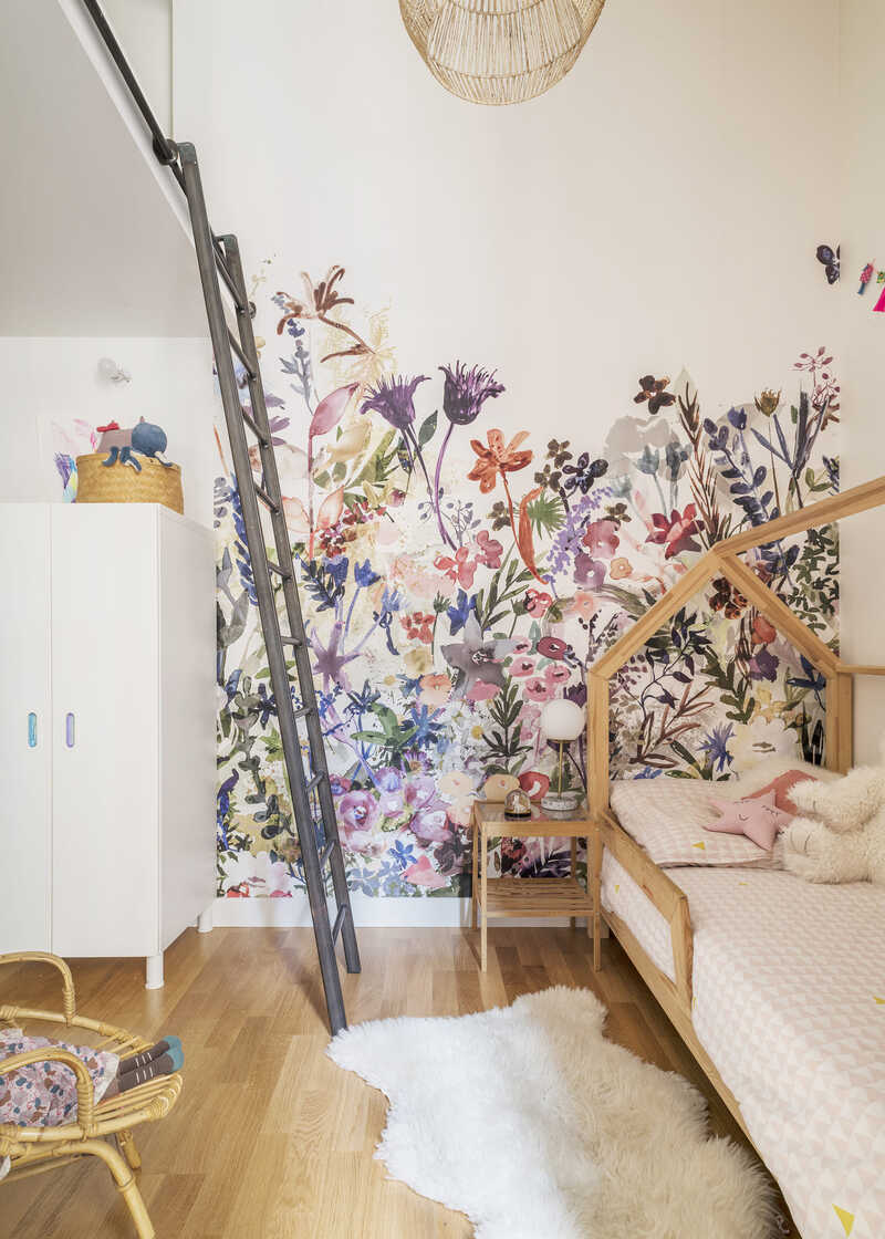 Kinderslaapkamer met lichte en levendige kleurtonen