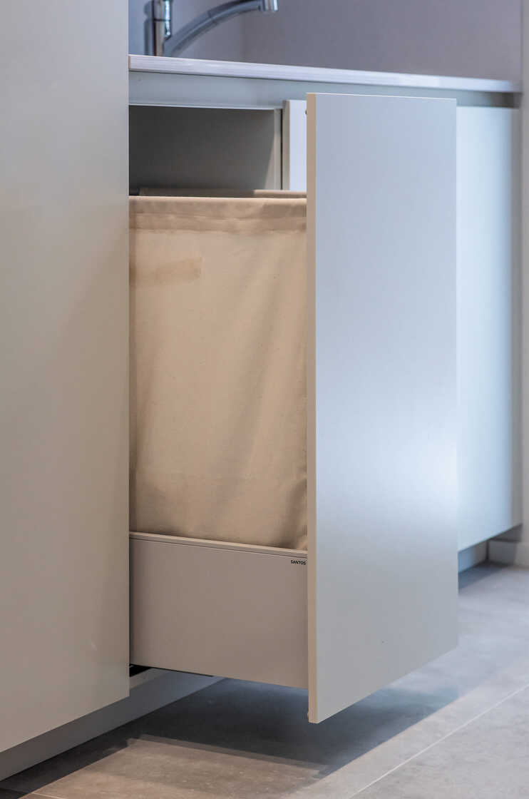 Meuble amovible avec sac dans l’espace de buanderie