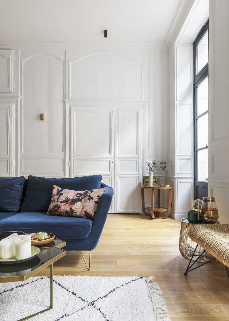 Ruime en lichte zitkamer met groot raam
