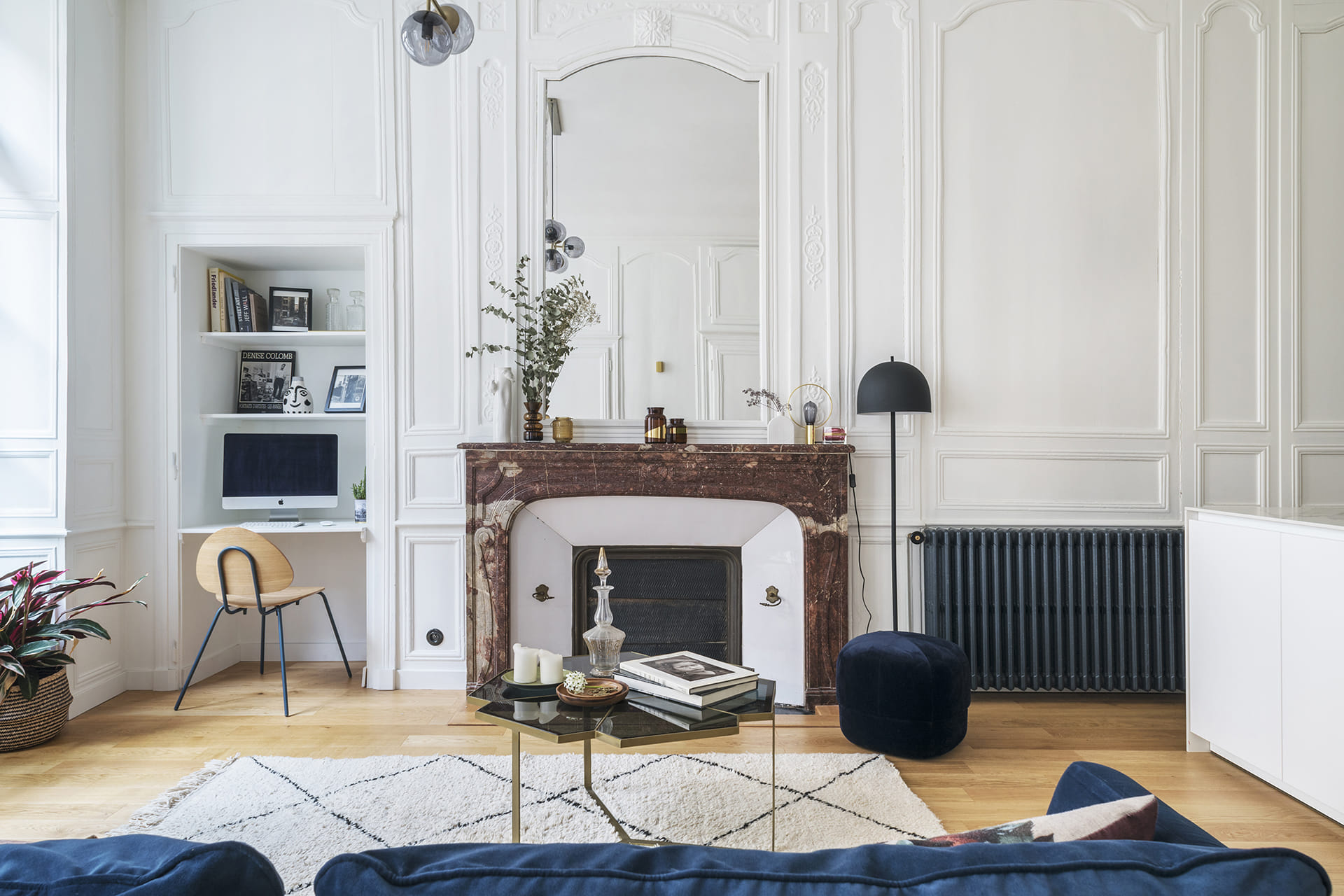 Lichte zitkamer met open haard, tafel en werkzone