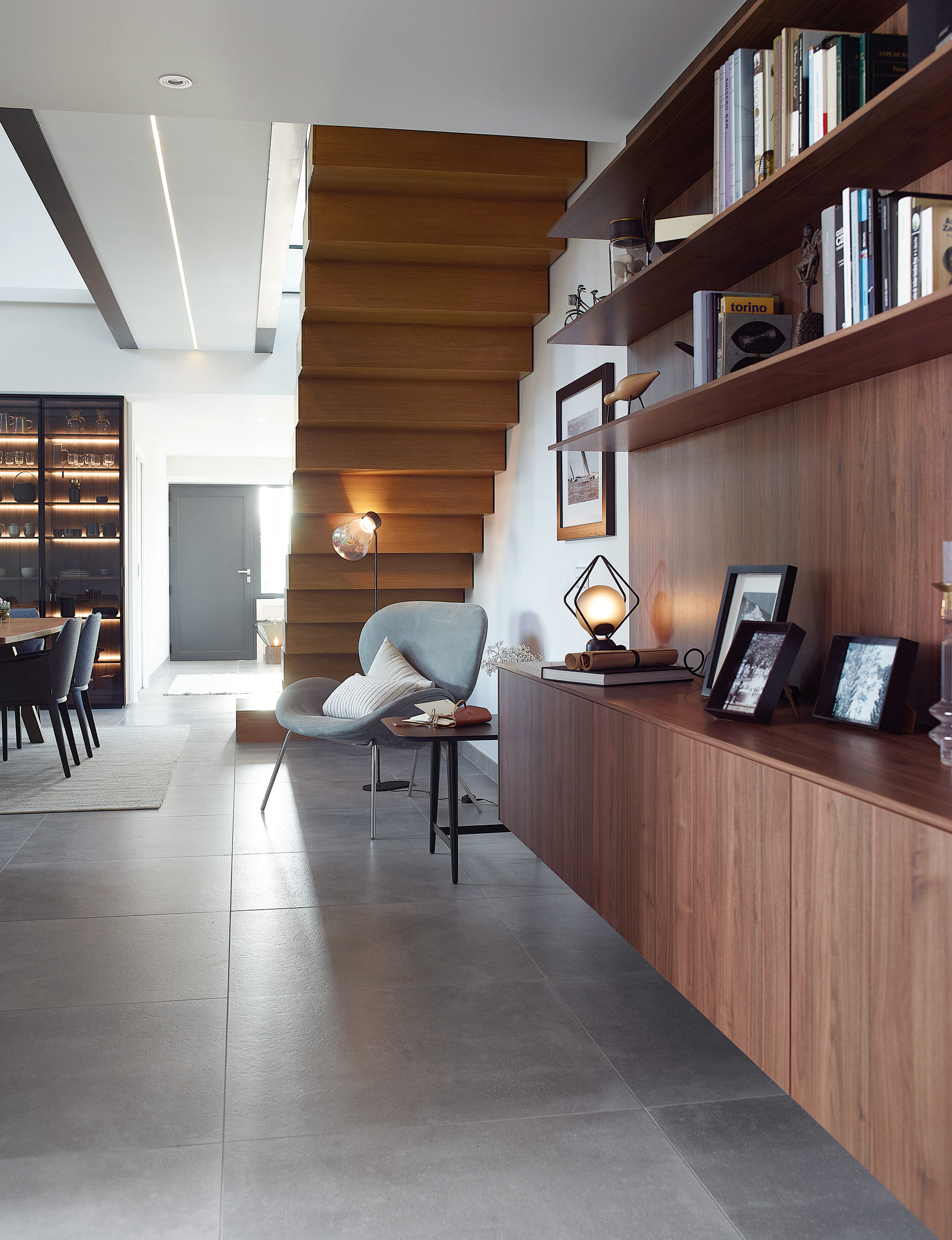 Espace de lecture avec meubles en bois