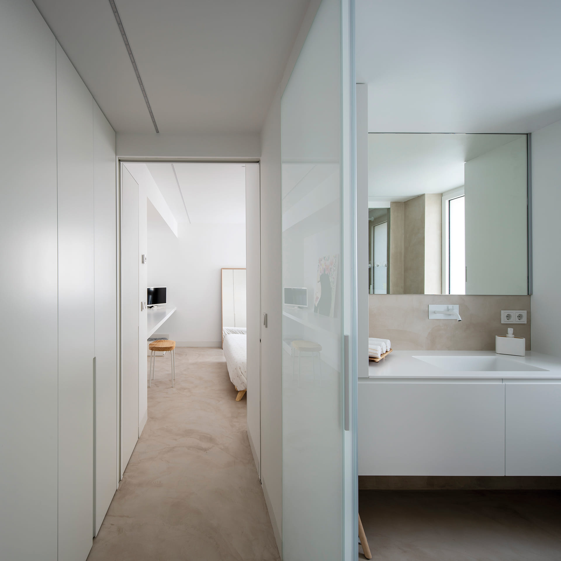 Salle de bains avec meubles blancs