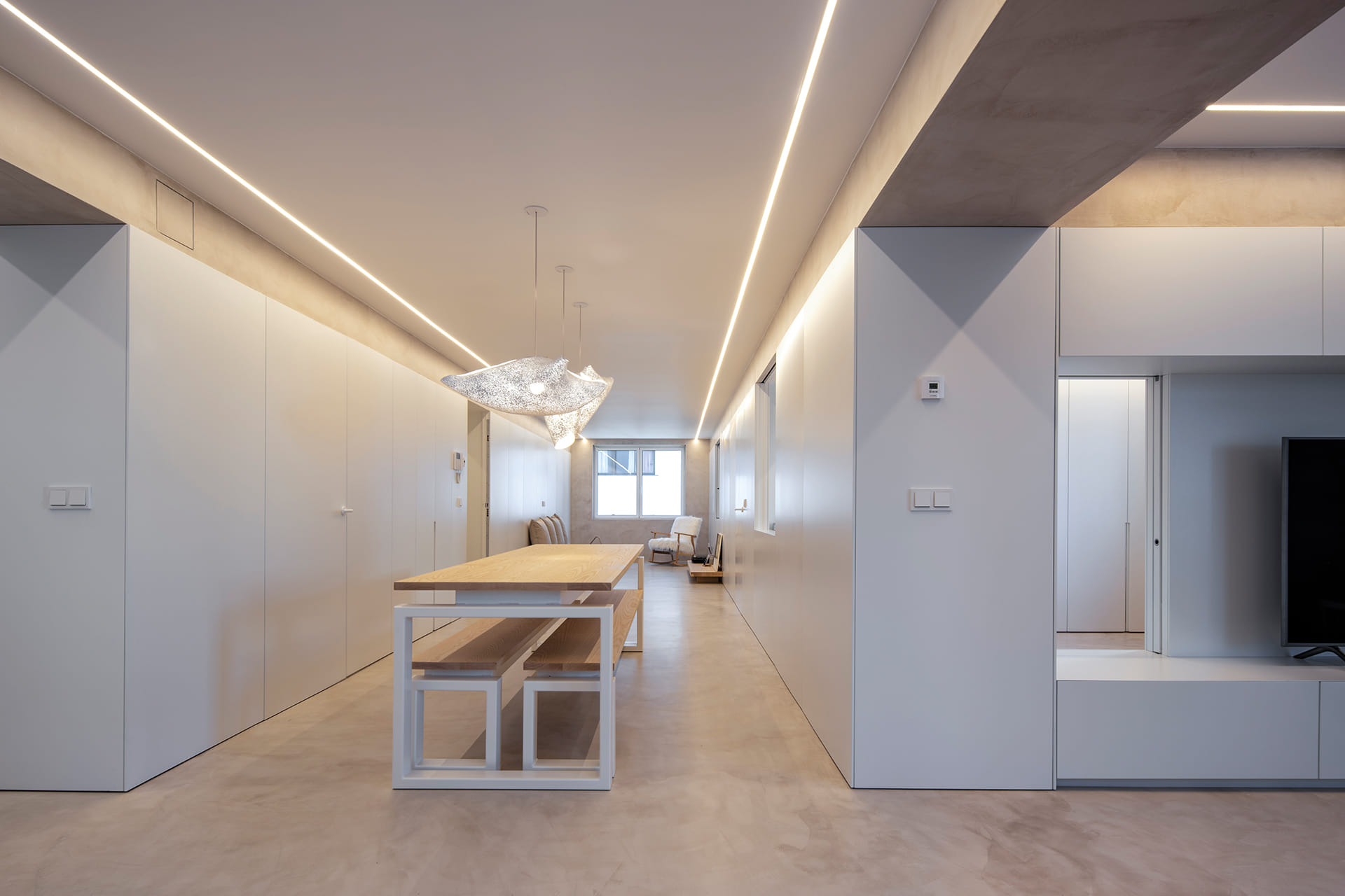Cuisine blanche avec table en bois