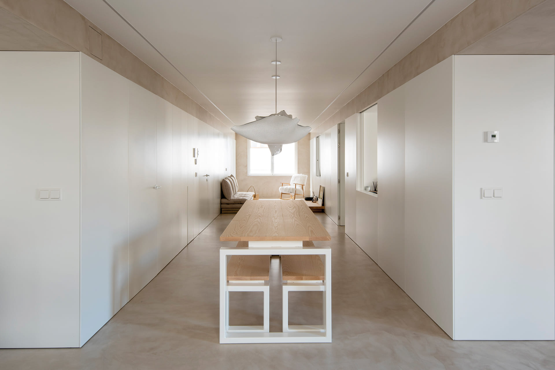 Salle à manger avec table et bancs blancs et en bois