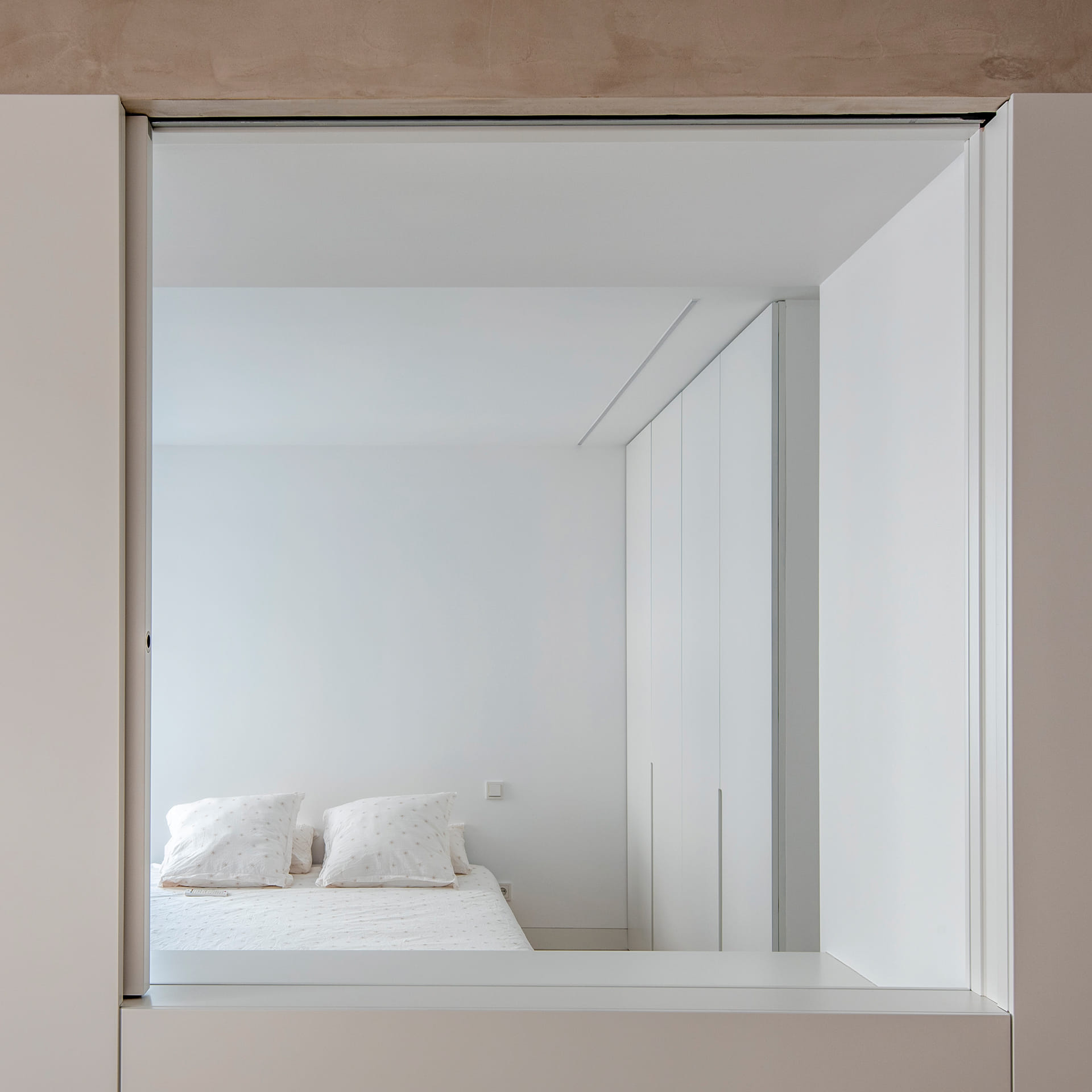 Chambre à coucher avec lit et meubles blancs