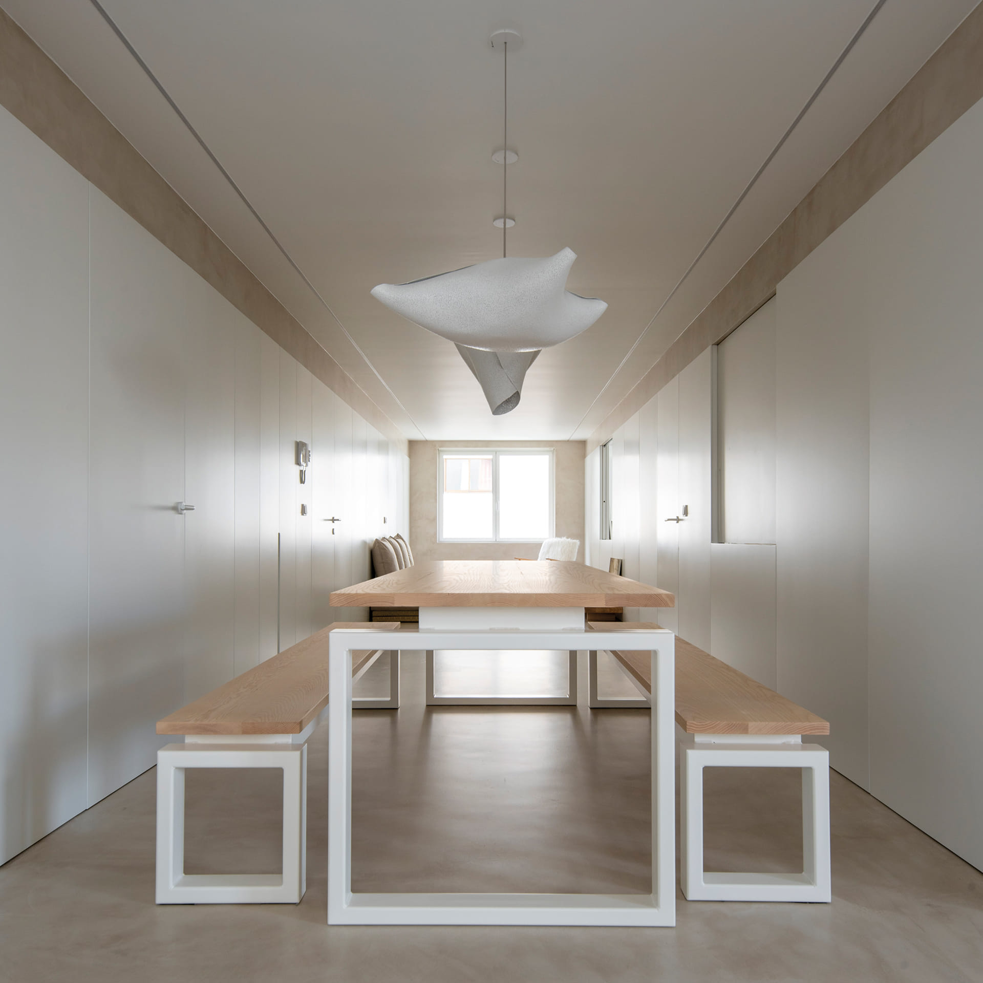 Table blanc et bois et plafonnier