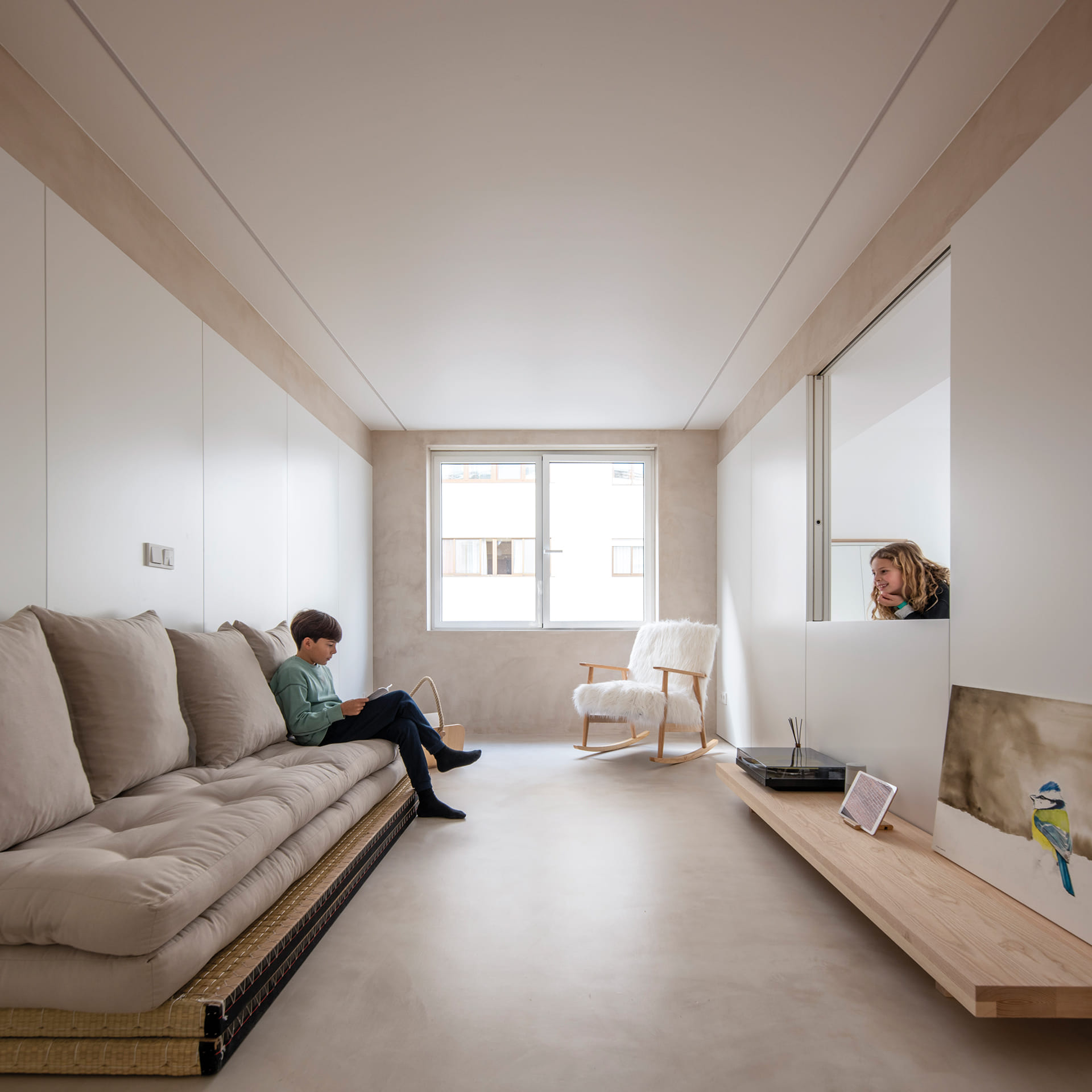 Salon avec canapé, fauteuil à bascule et table d'appoint