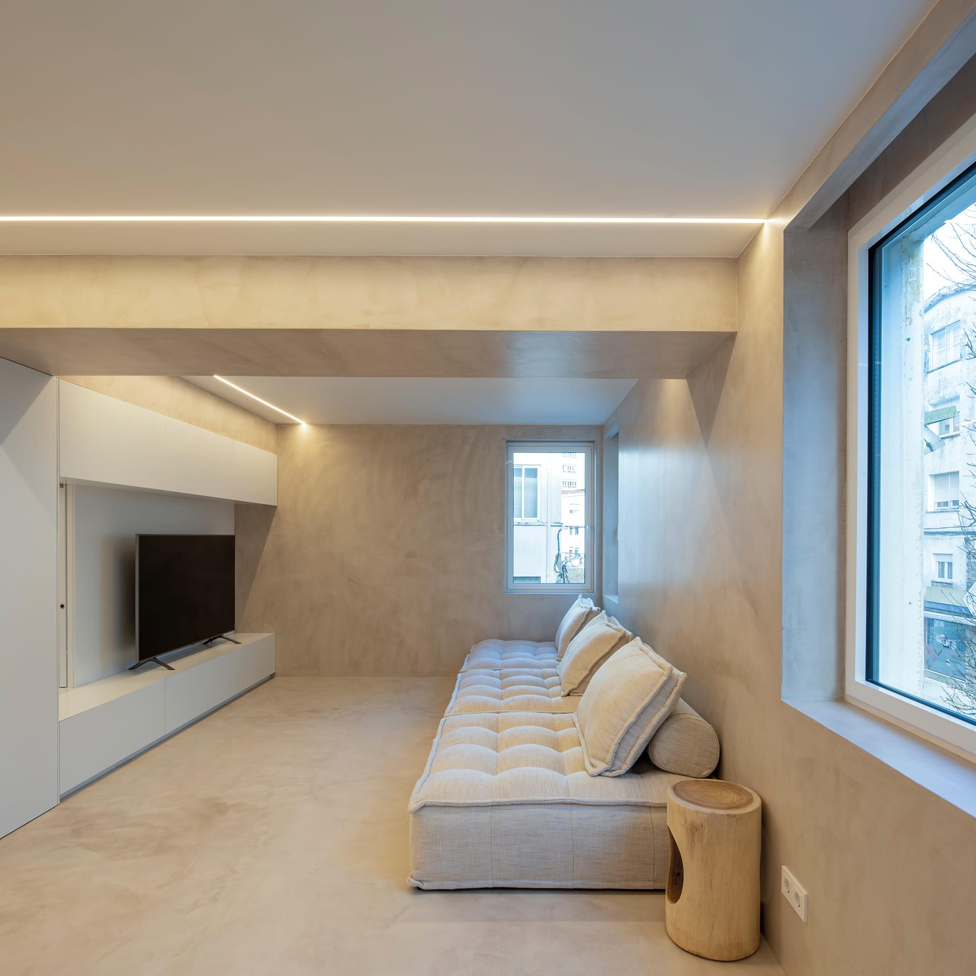 Résidence avec salle de télévision et canapé blanc