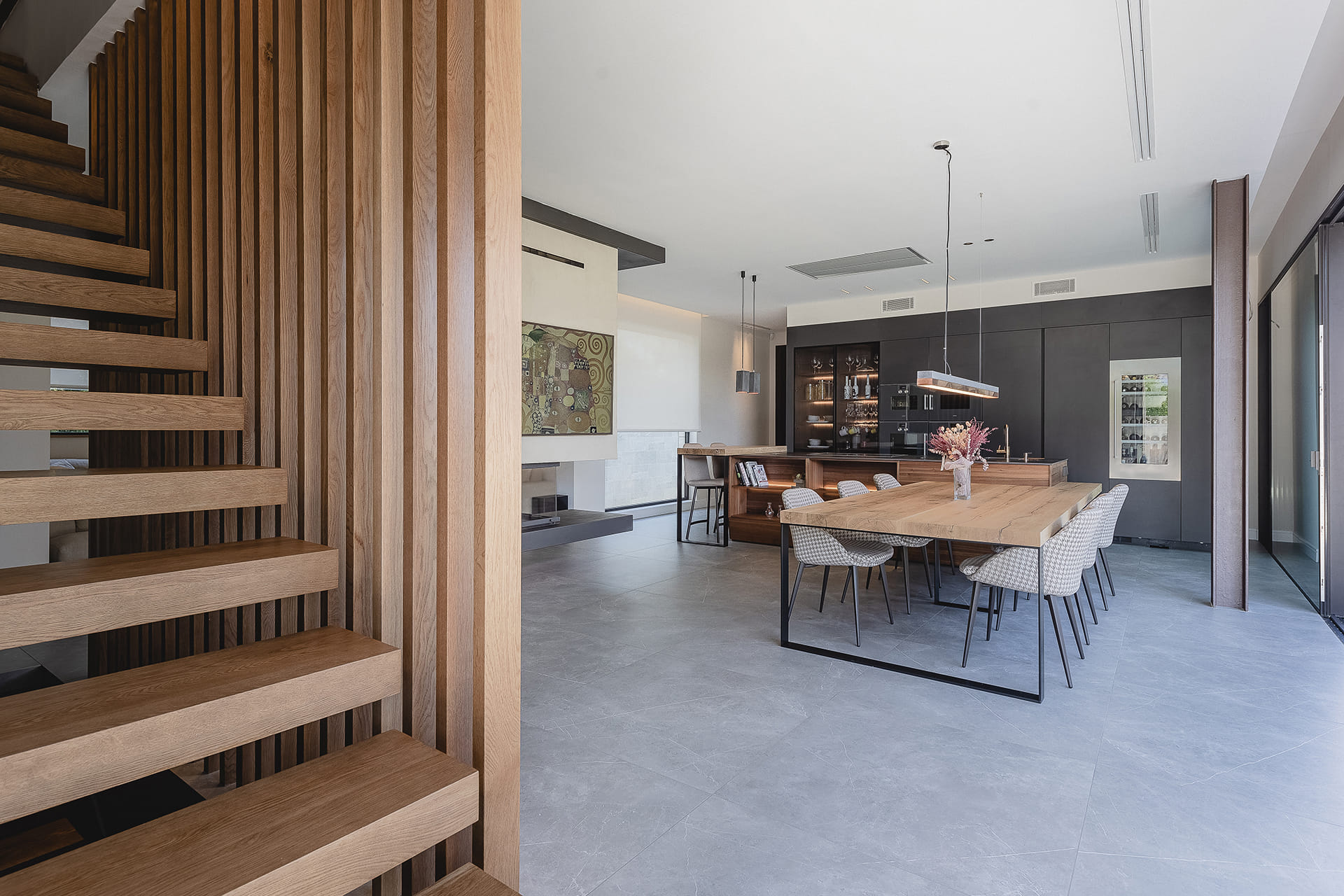 Open keuken met afwerking in hout Santos