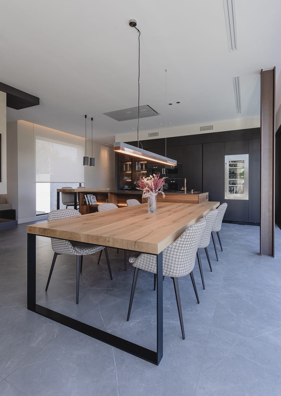 Open keuken met eiland afgewerkt in hout