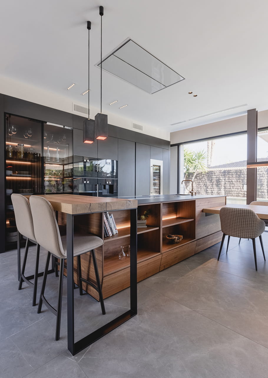 Keuken met eiland, bar en tafel van hout Santos