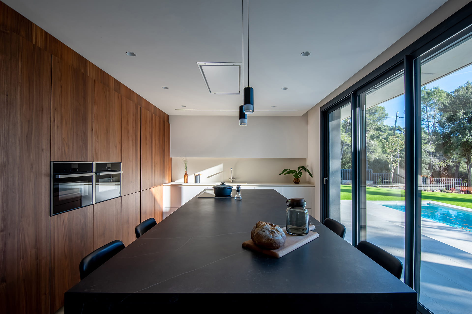Keuken met eiland en grote ramen