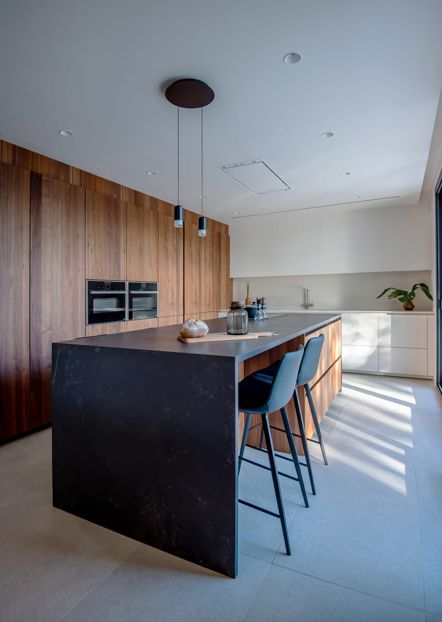 Keuken met wandkast, eiland en spoelgebied