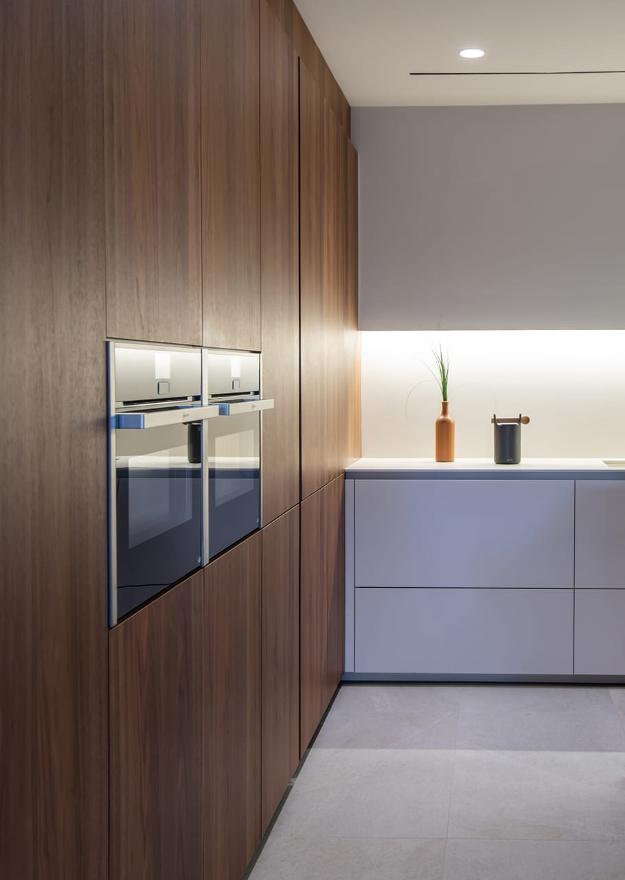Keuken met wandkasten en oven