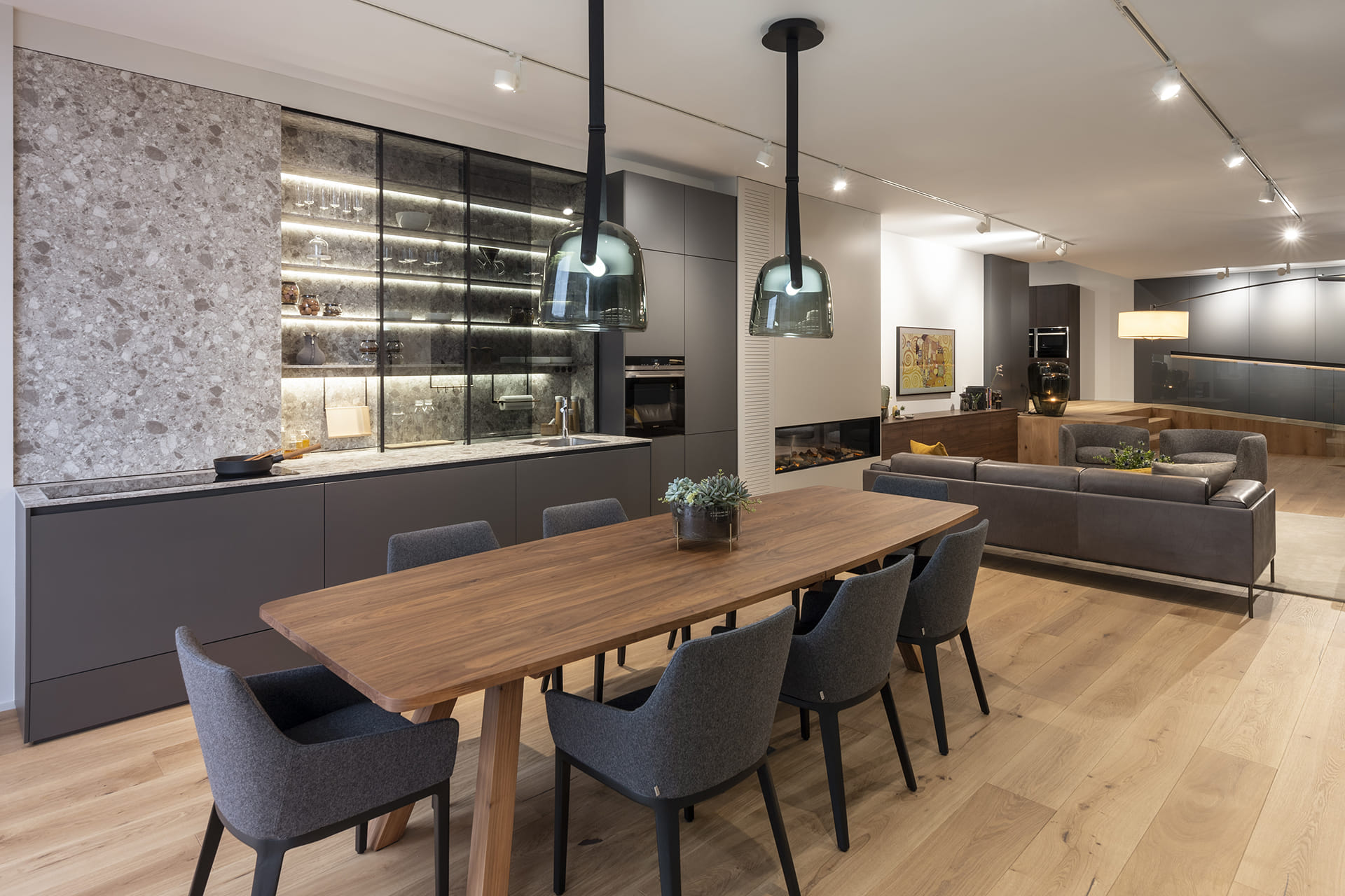 Cuisine linéaire ouverte. Distributeur Santos Santiago Interiores