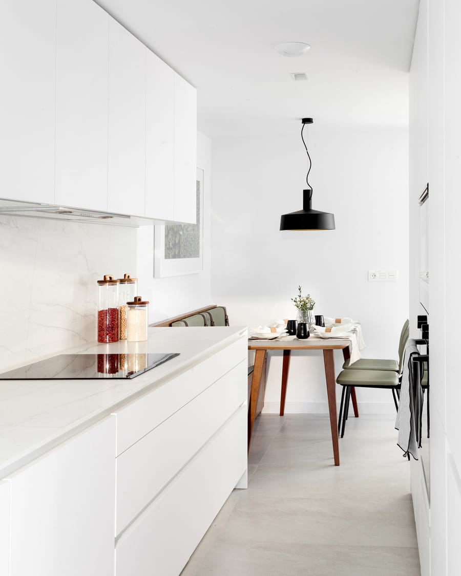 Witte open keuken naar eetkamer