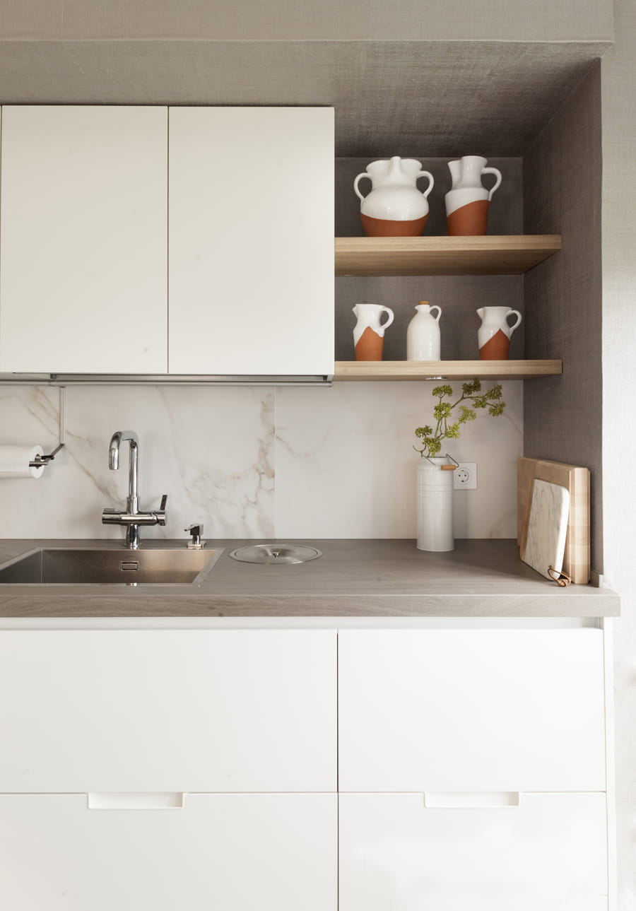 Witte keuken met spoelbak