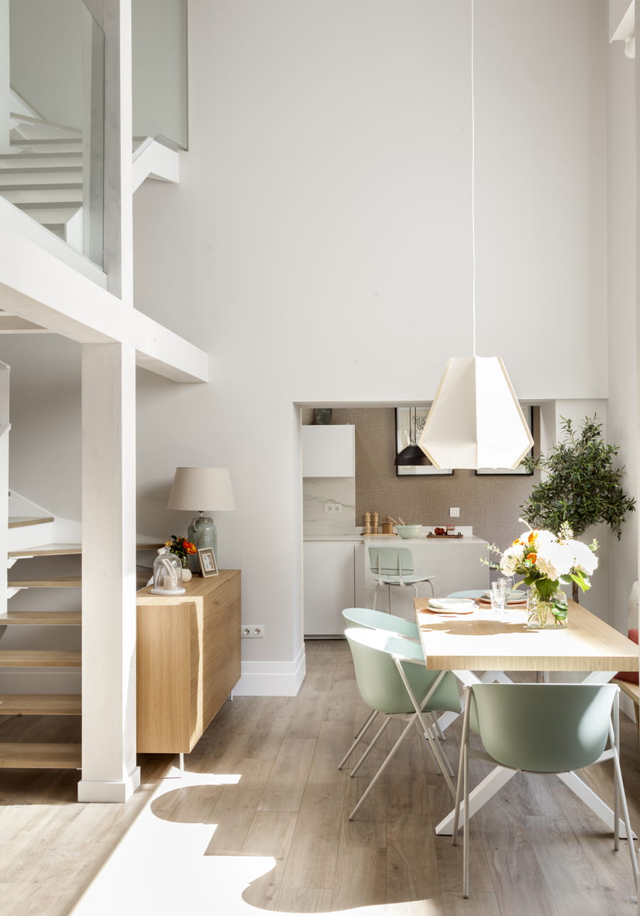 Witte open keuken naar de eetkamer in L-opstelling
