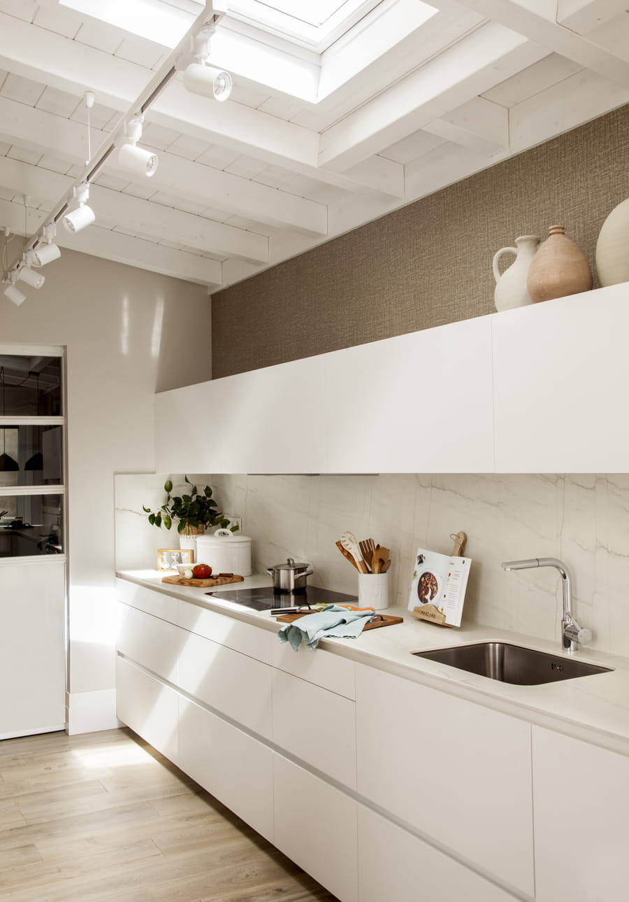 Witte Santos keuken met spoelbak en kookplaat