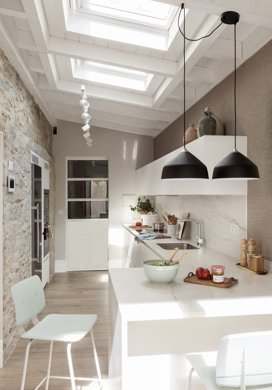 Cocina en L Santos con zona de columnas