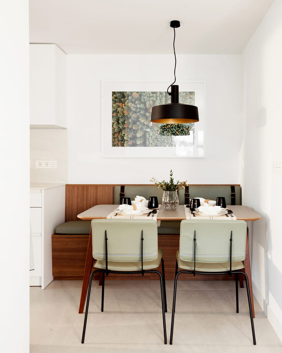 Eettafel met stoelen en bank