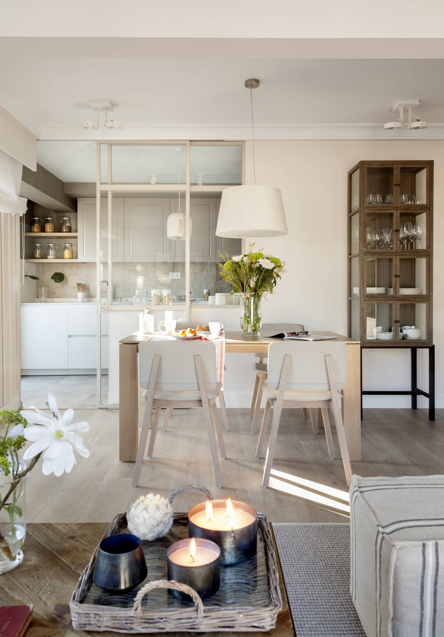 Zit- en eetkamer met houten tafel