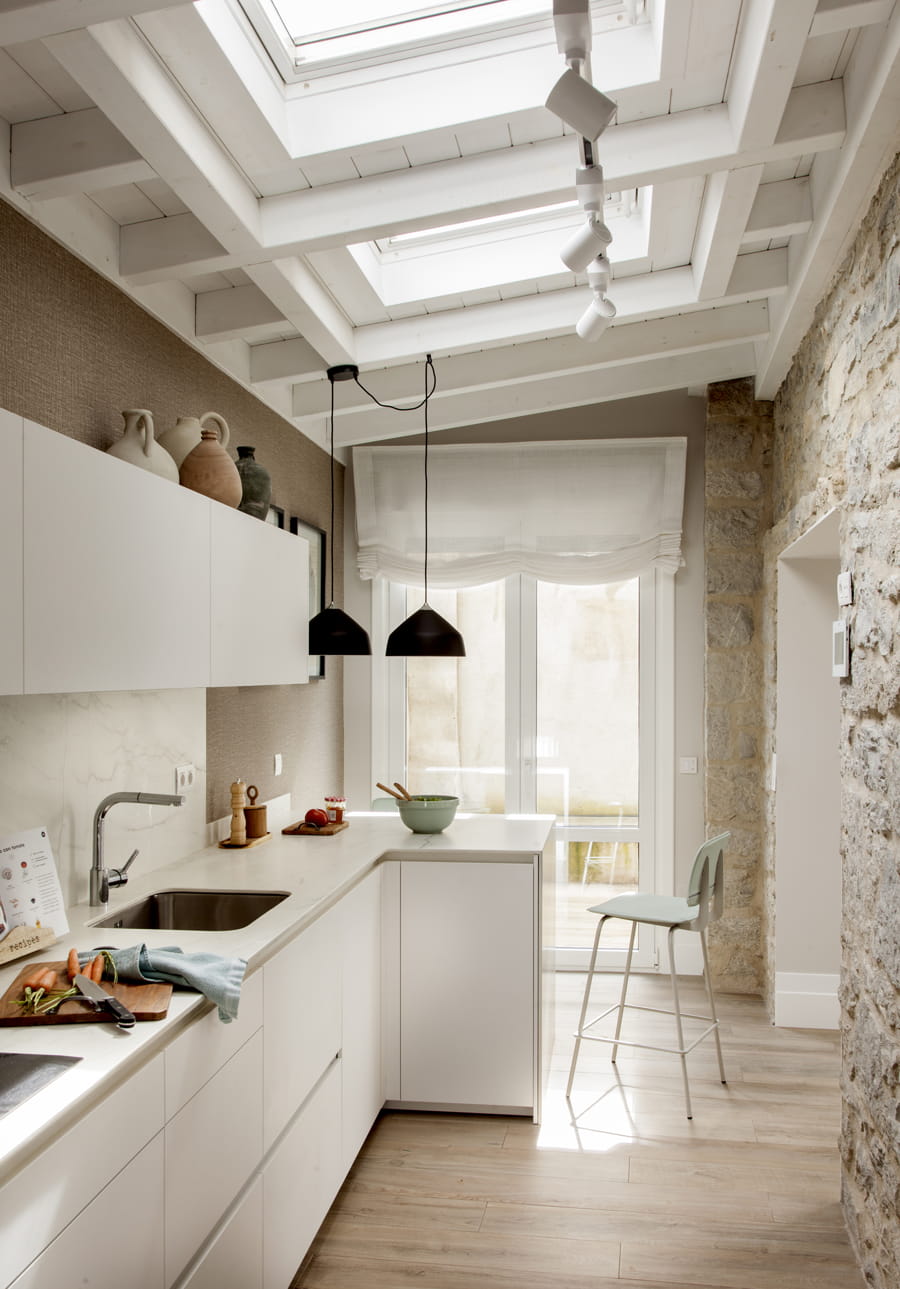 Appartement met witte Santos keuken in L-opstelling