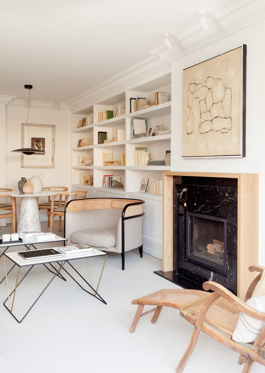 Lounge with fireplace, shelf and antique pieces