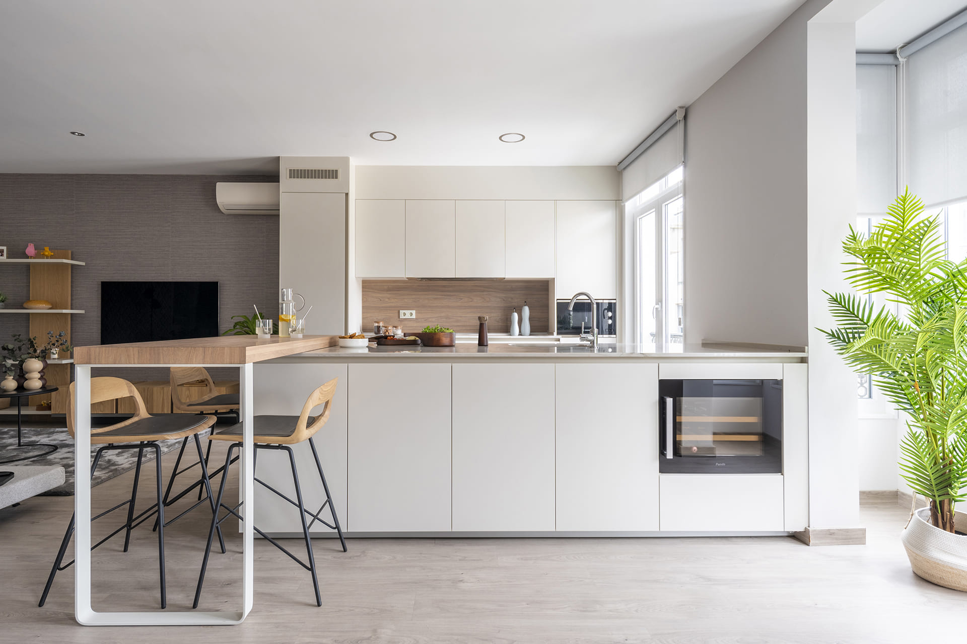 White Santos kitchen in an elm finish