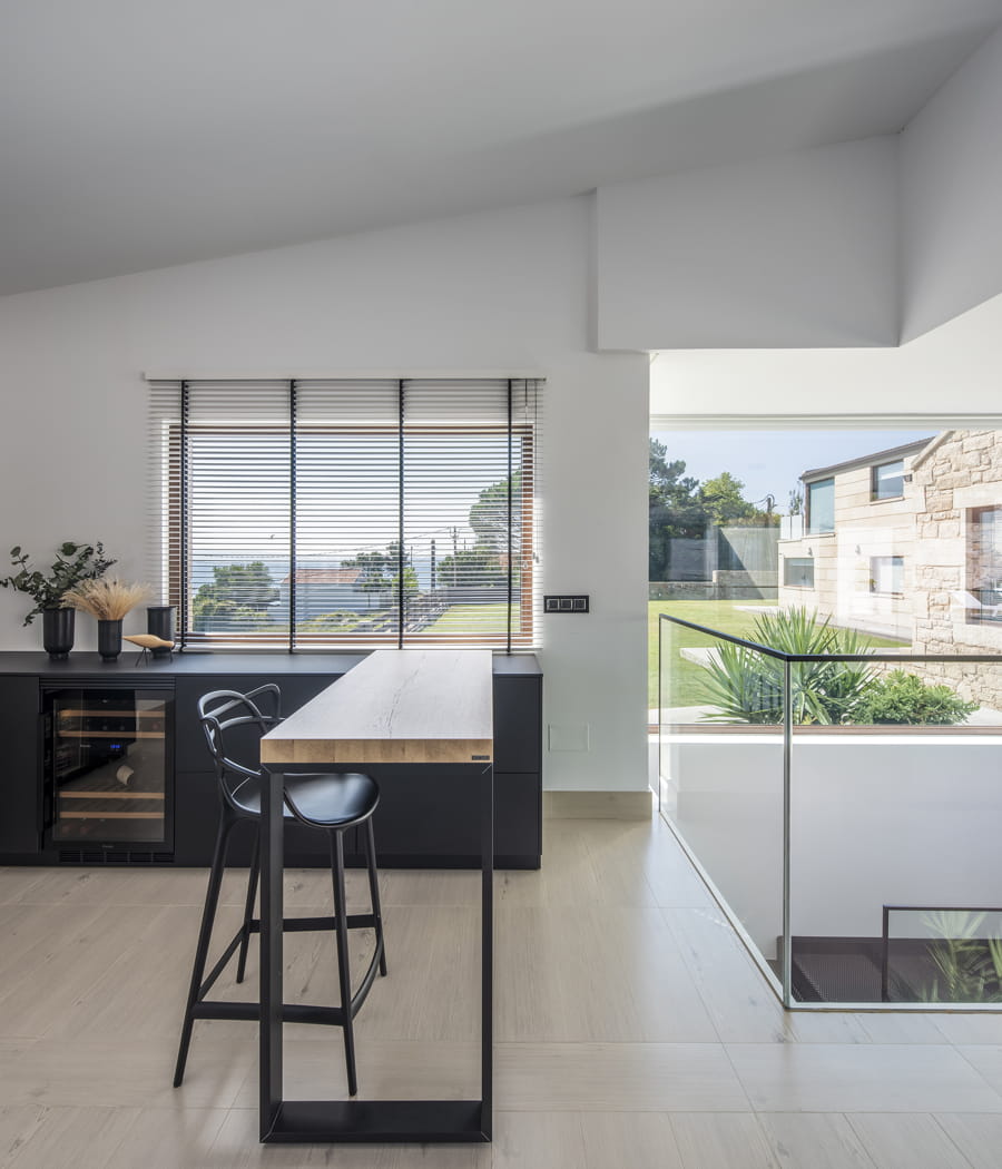 Kitchen with pull-out oak counter
