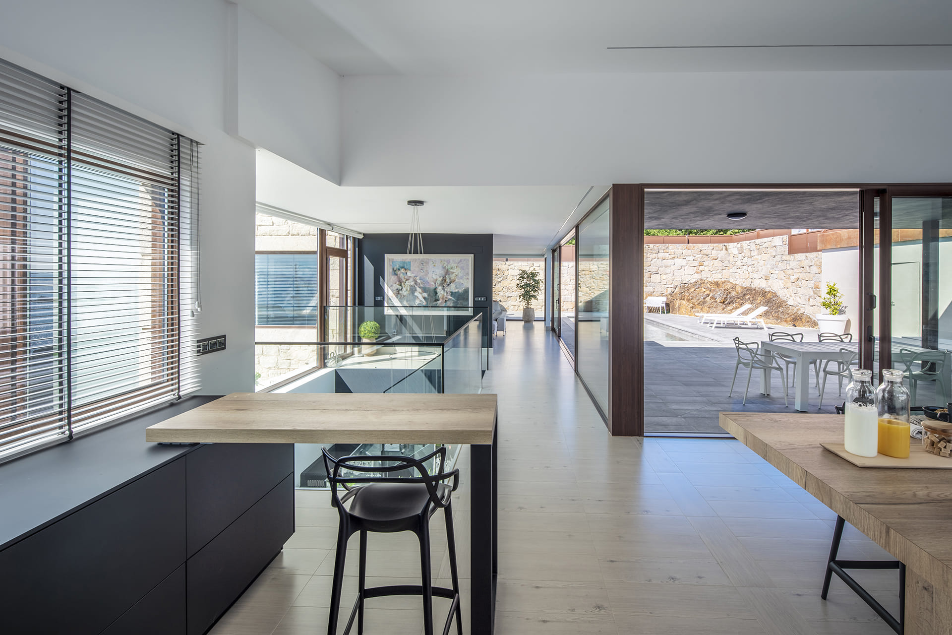 Santos kitchen with auxiliary furniture in an L-shaped layout
