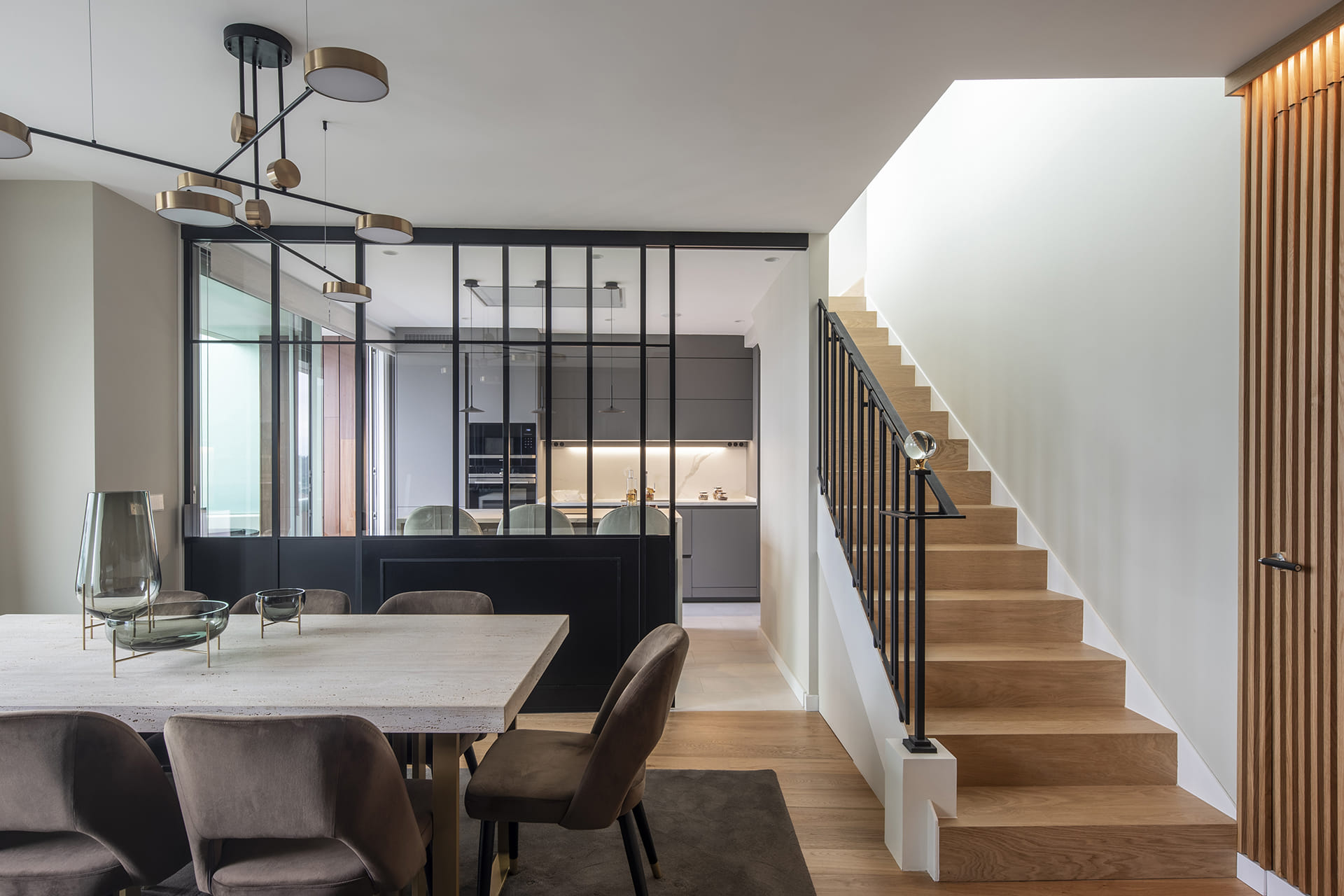 Grey kitchen that opens out to the terrace and to the inside