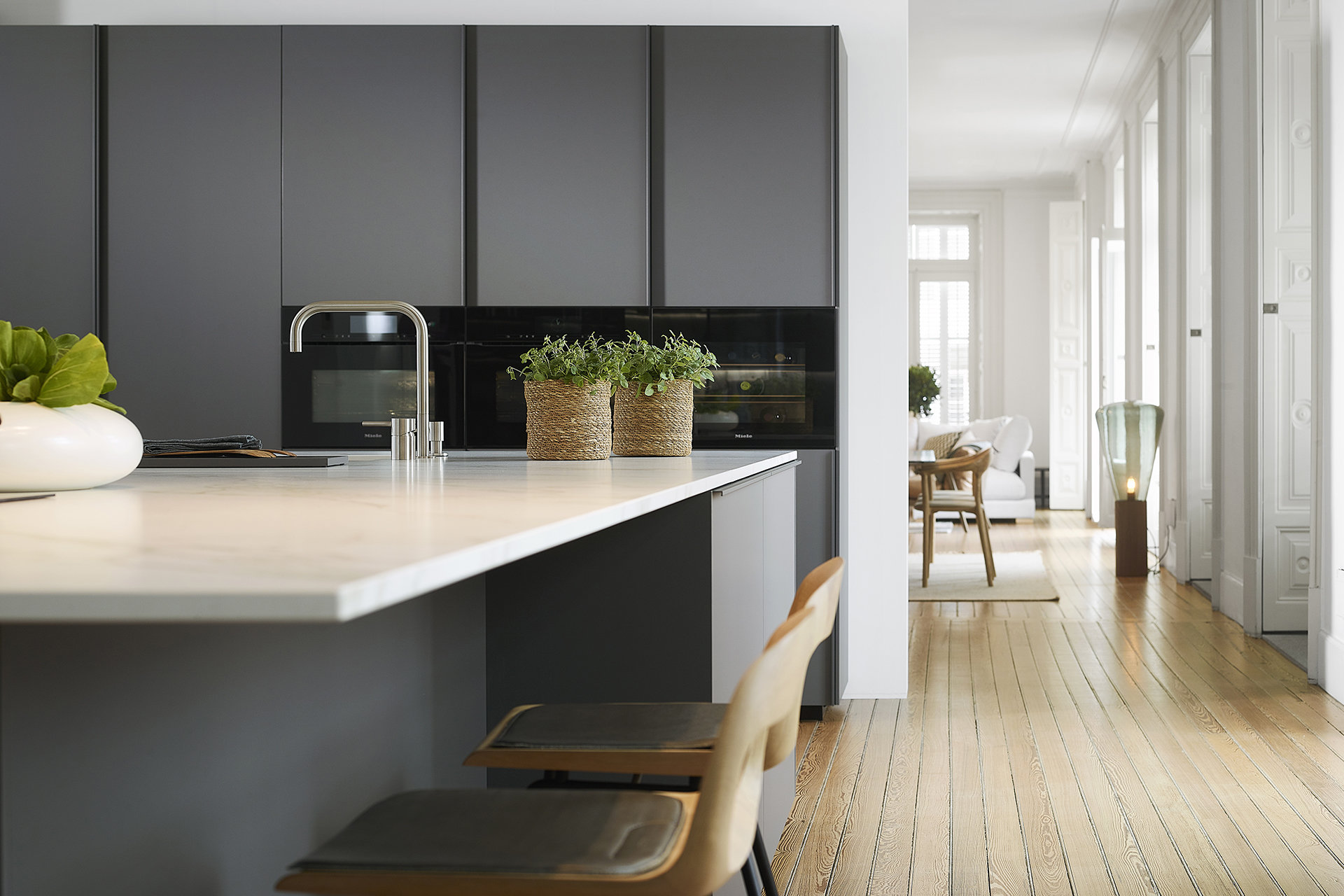 Cocina gris abierta con isla Santos