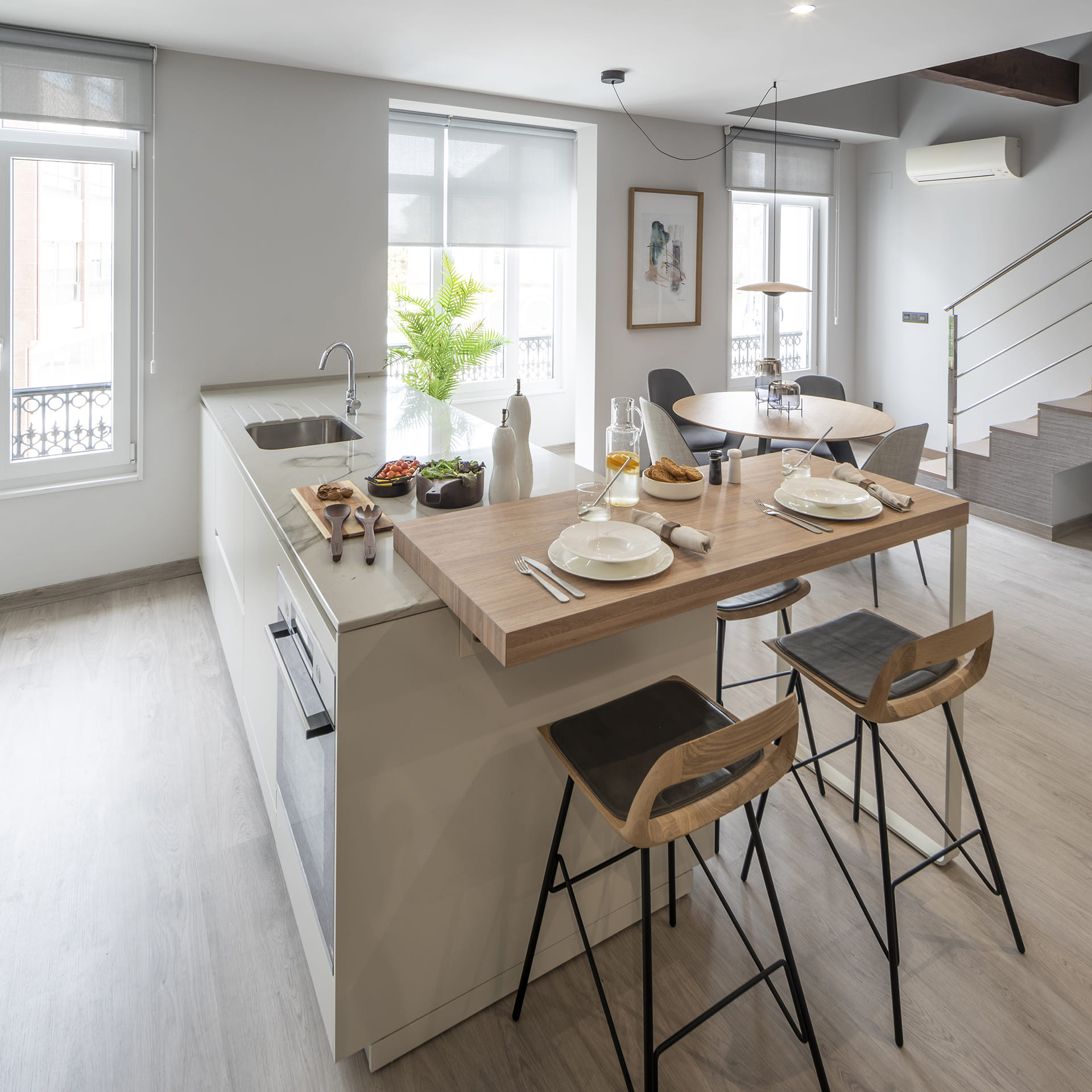 White kitchen island with preparation and washing-up areas