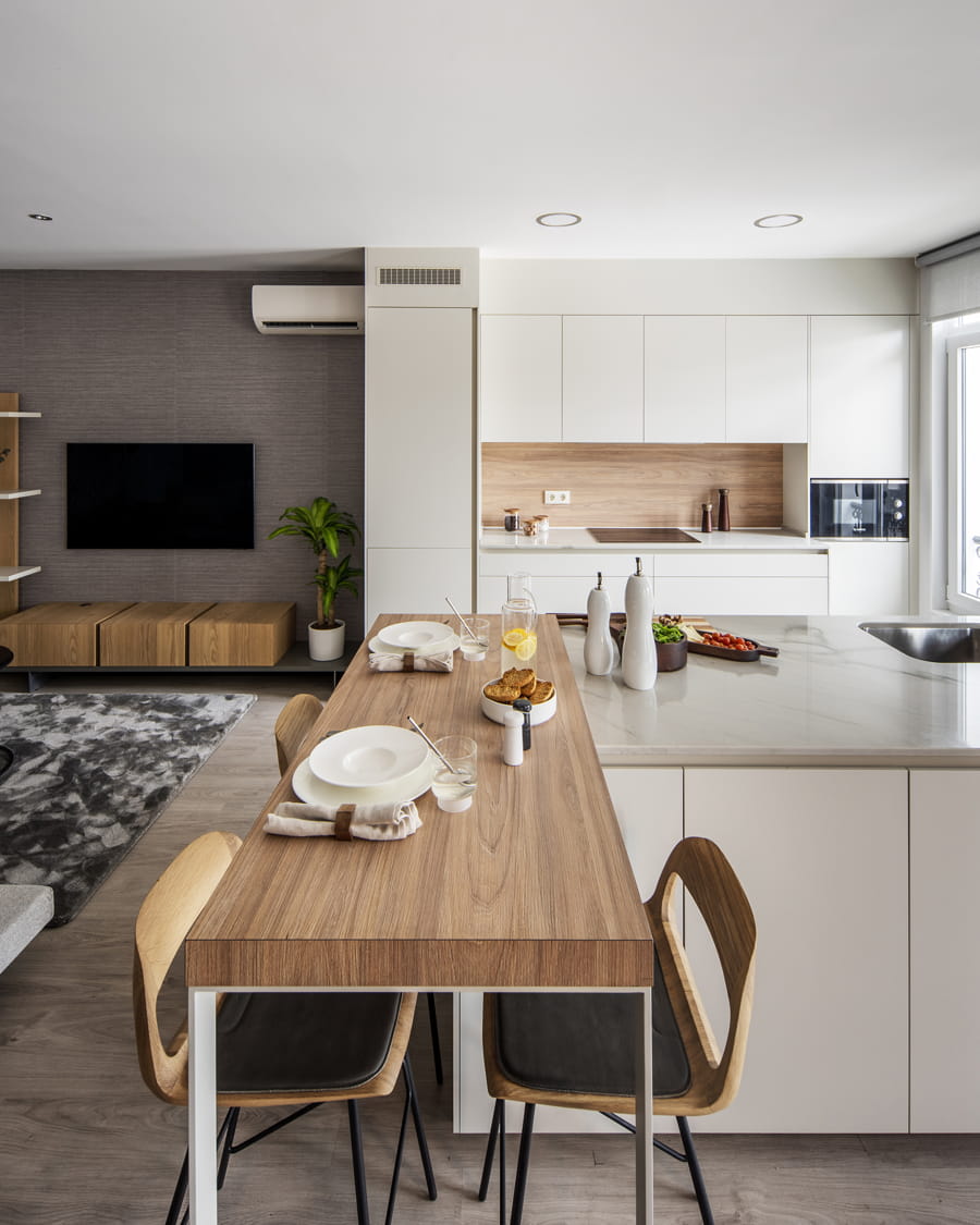 Auxiliary worktop-mounted bar in an elm finish
