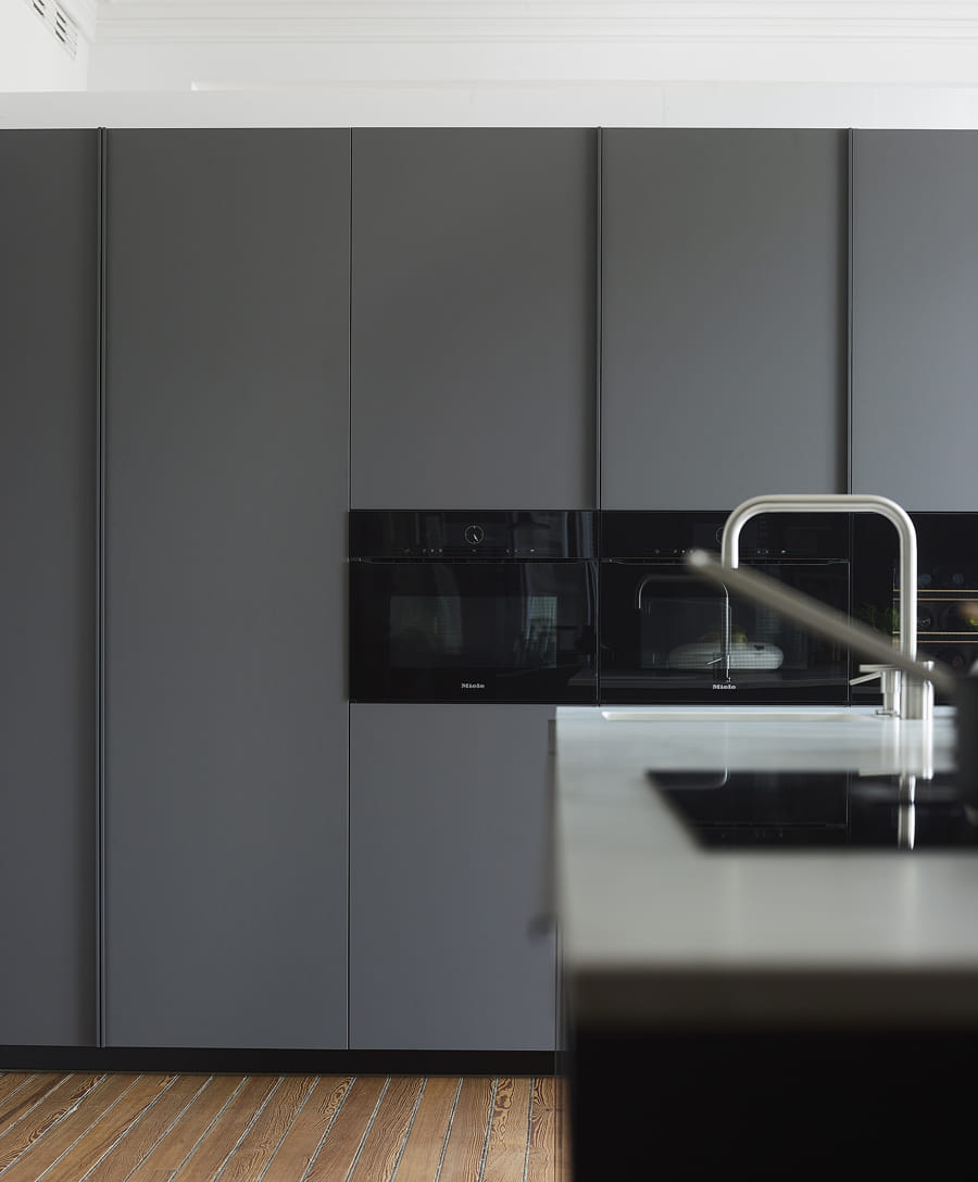 Cuisine avec armoire colonne compacte