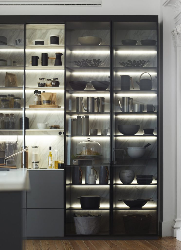 Santos keuken met vitrinekast en LED-verlichting