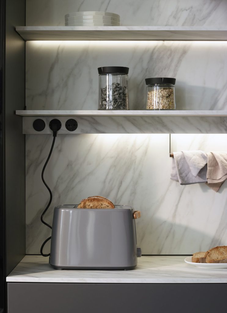 Keuken met vitrinekast, stopcontacten en accessoires