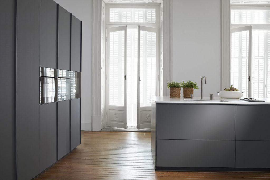 Cocina gris abierta con isla central Santos