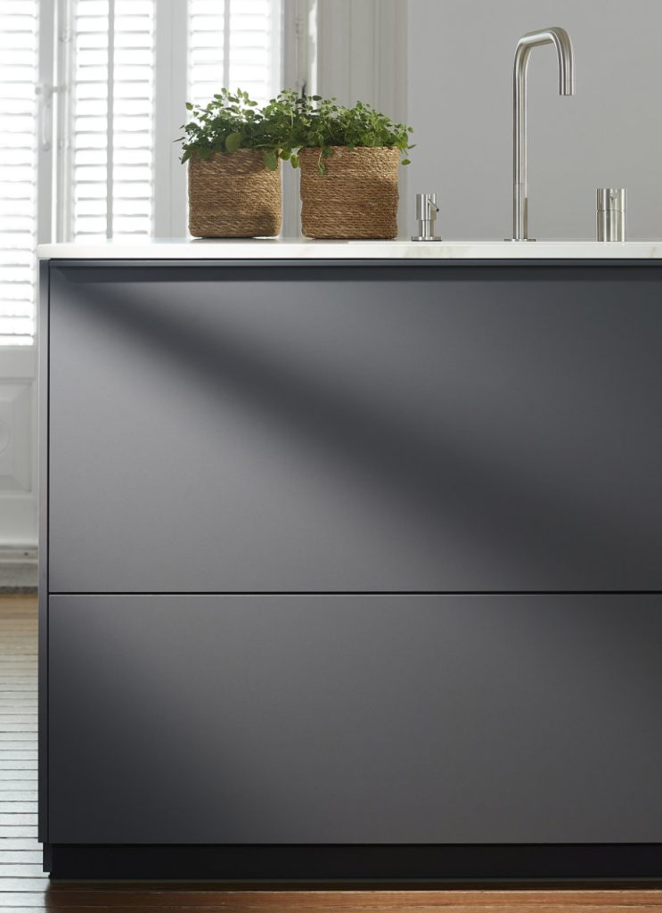 Cocina gris abierta con isla