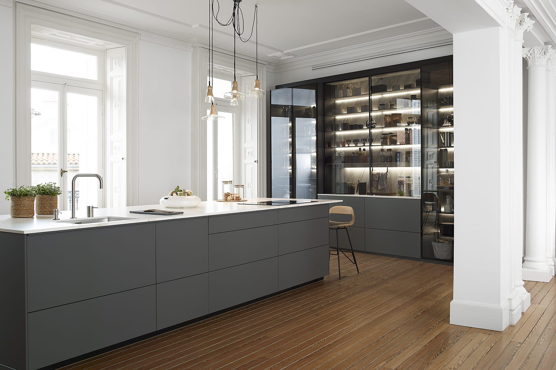 Cuisine grise avec îlot et vitrine Santos