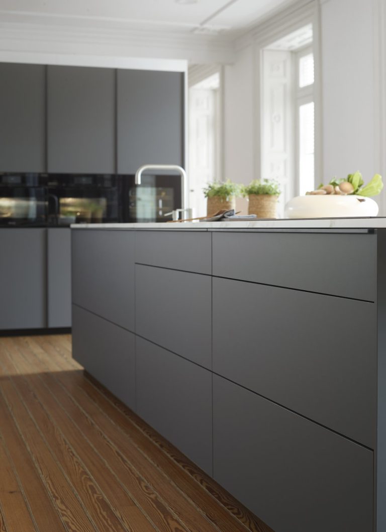 Cozinha cinzenta com vitrine e armários coluna