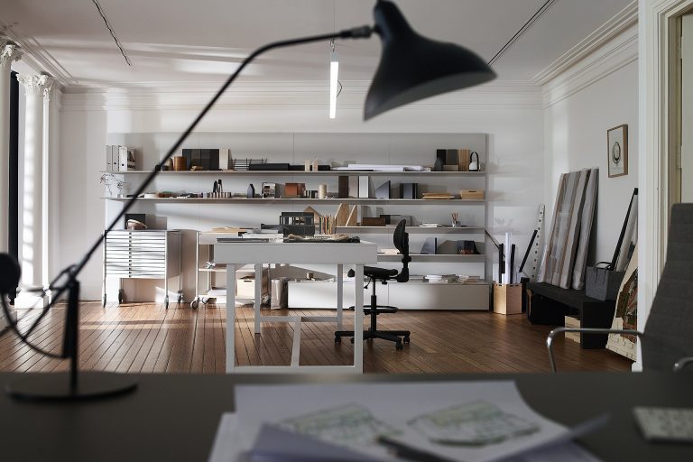Estudio abierto con muebles modulares santos