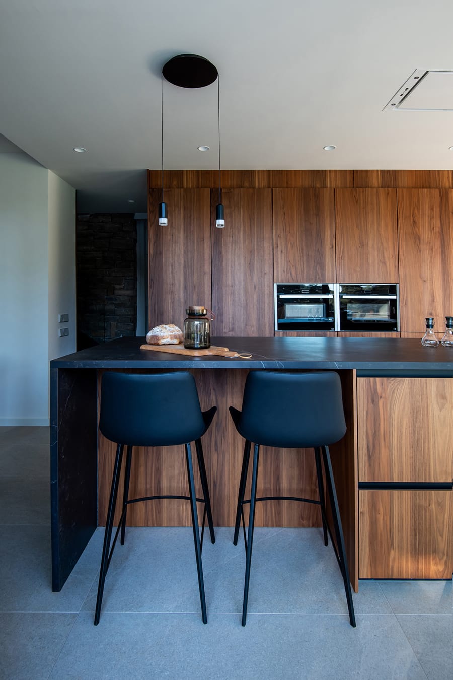 Ilha de cozinha em preto e madeira com balcão