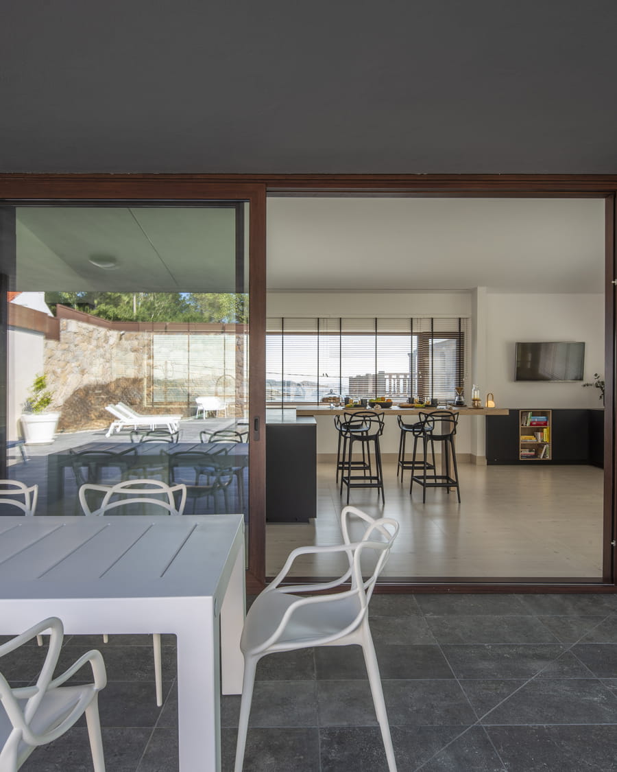 Cuisine ouverte sur la terrasse dans une maison rénovée