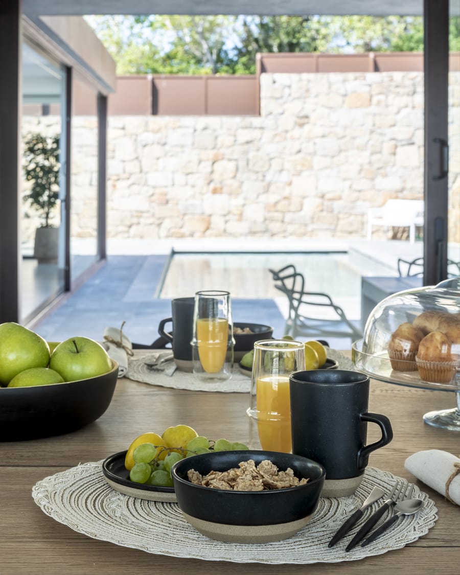 Cuisine ouverte sur la terrasse et la piscine extérieure