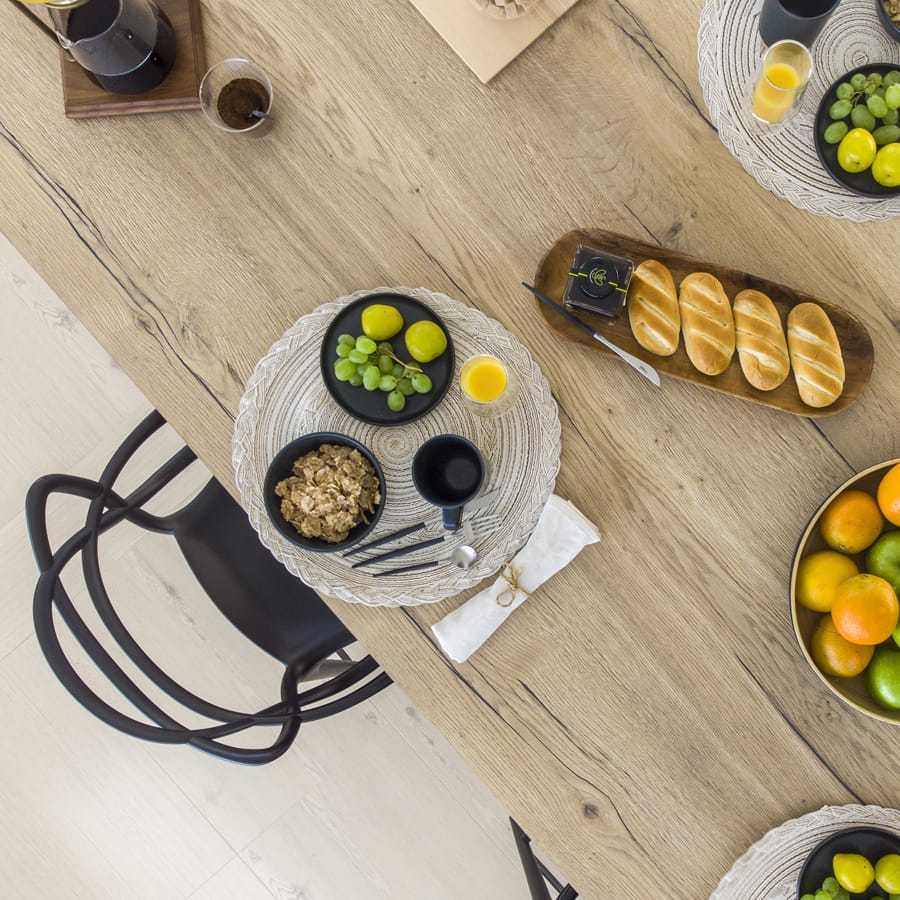 Cuisine Santos avec table en bois et chaises noires