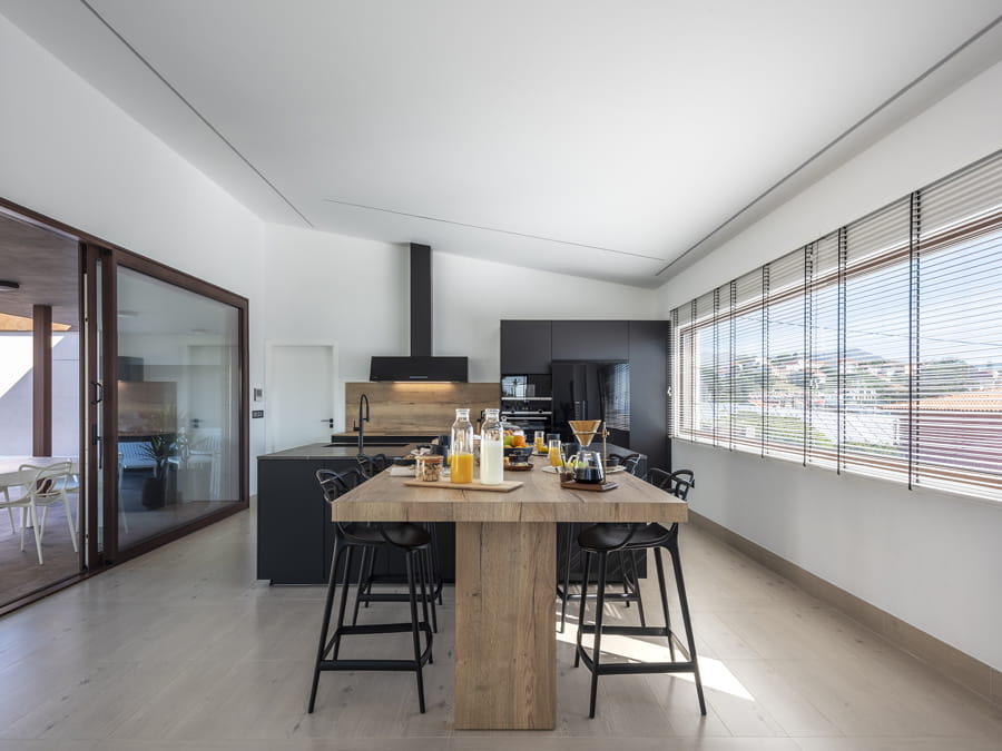 Cozinha aberta em preto e madeira